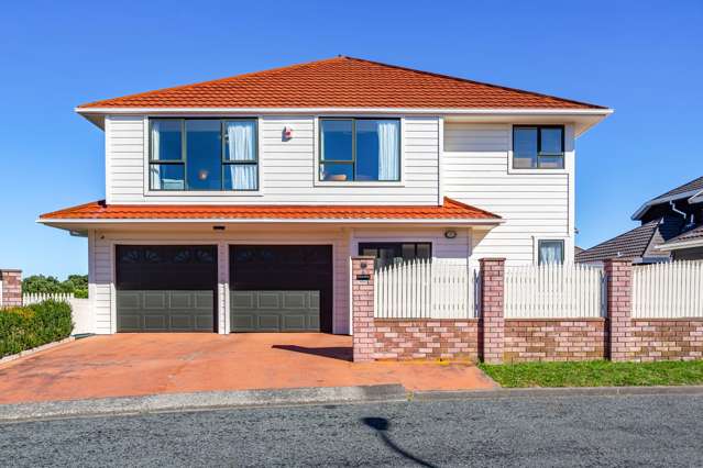 SPACIOUS FAMILY LIVING WITH SUN AND SEA VIEWS
