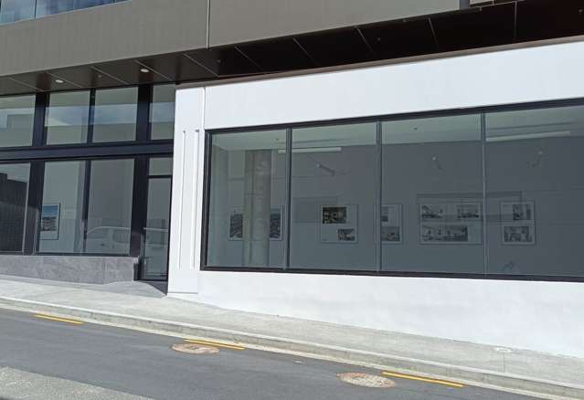 STUNNING MODERN SHOWROOM OR OFFICE