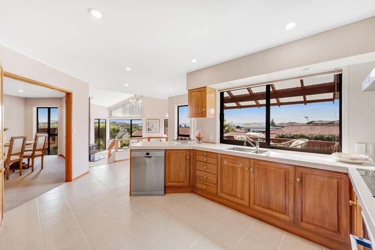 6 Dorrington Place Eastern Beach_11