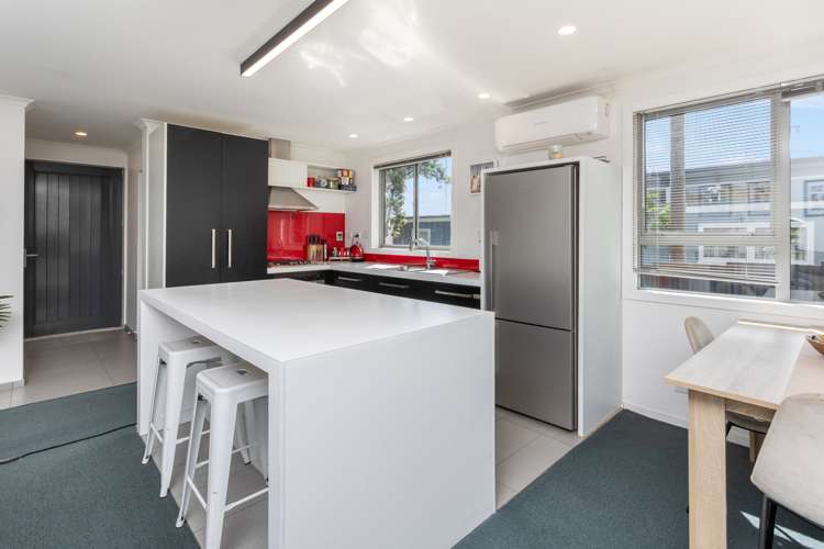 32 Queen Mary Avenue New Lynn_6