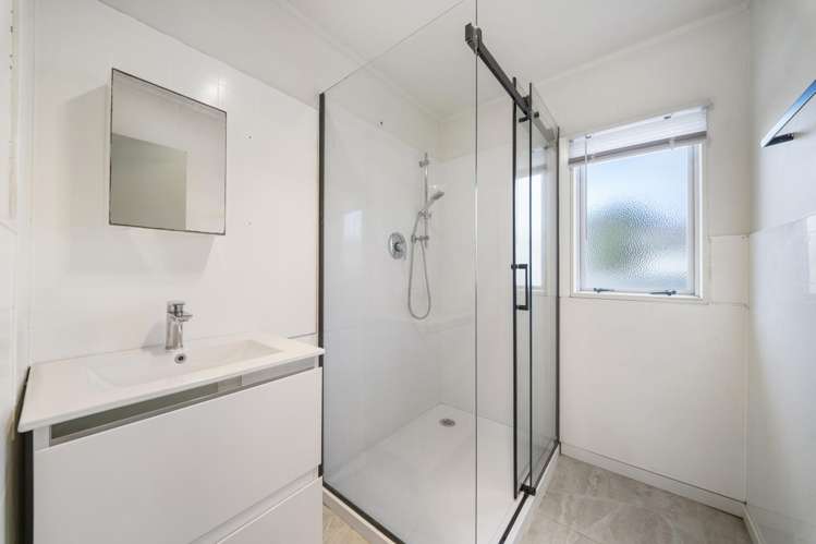 65A Cobham Crescent Kelston_9