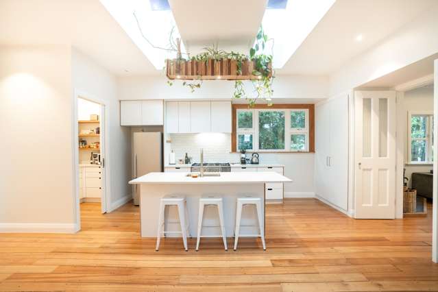 STYLISH ENTERTAINING MADE EASY