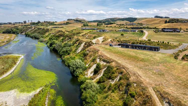 8 Riverview Drive Otane_30