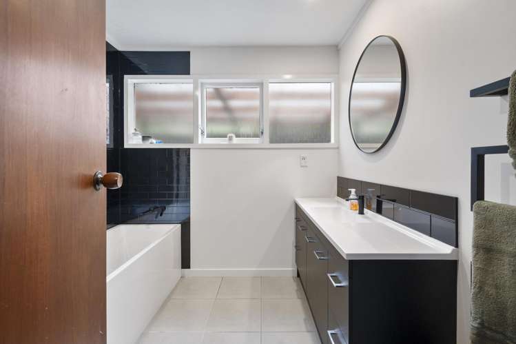 28 Moerangi Street West End_24