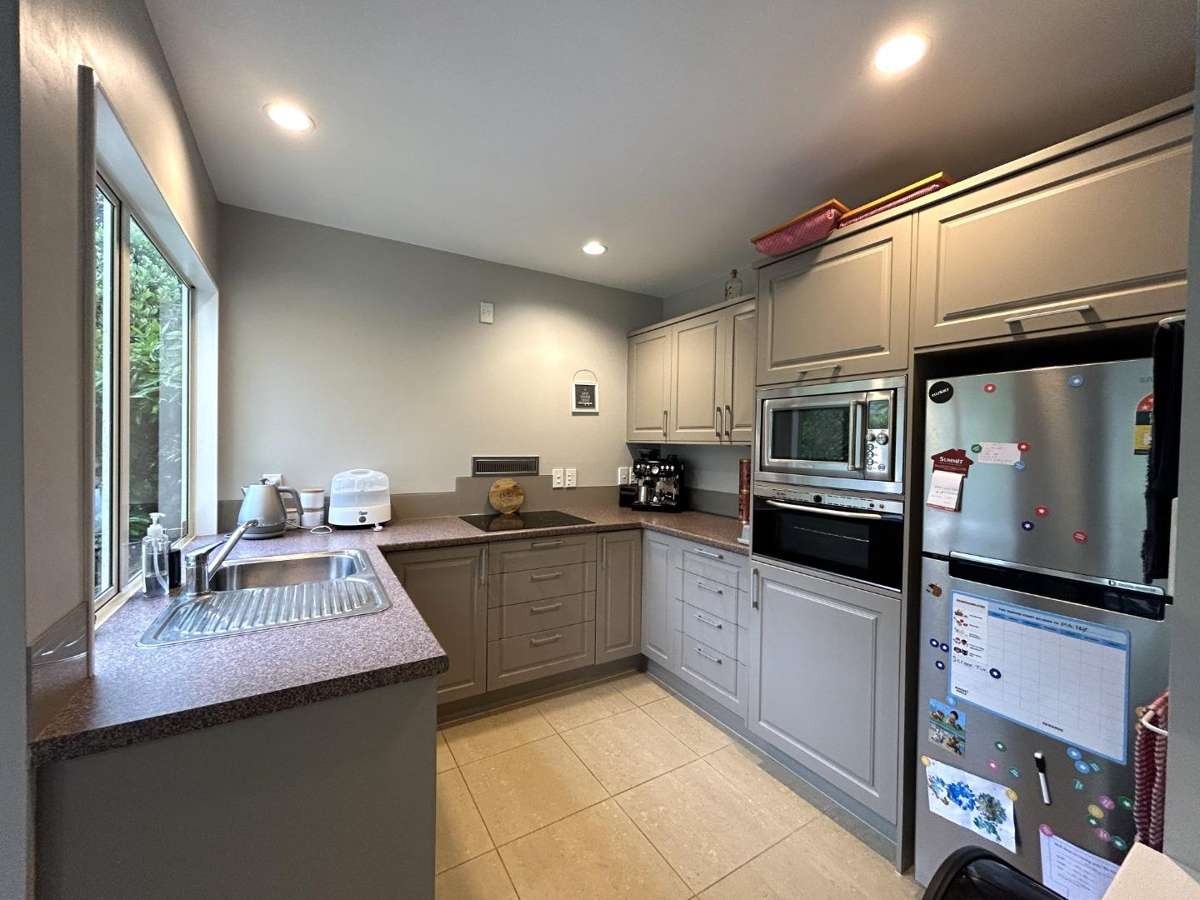 Sunny & Spacious 3 Bedroom Home 3