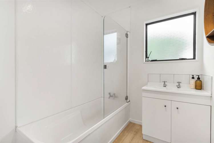 1/10 Clinton Avenue Te Atatu Peninsula_11