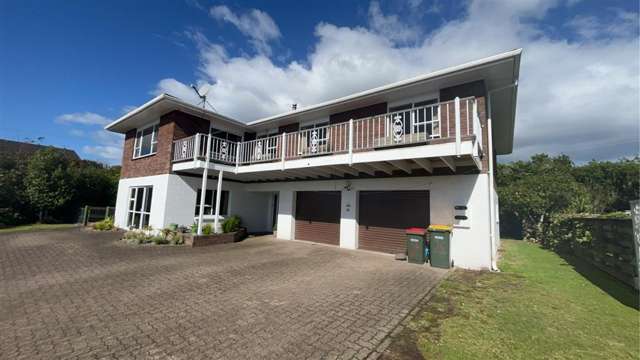 Spacious Lynmore Home + Self-Contained Unit