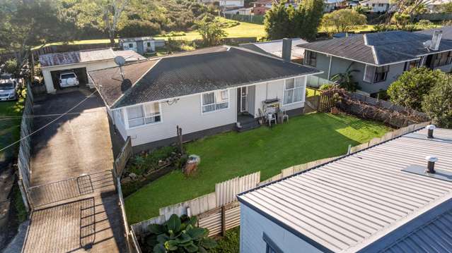 RENOVATION REQUIRED-HUGE VALUE ADD POTENTIAL HERE