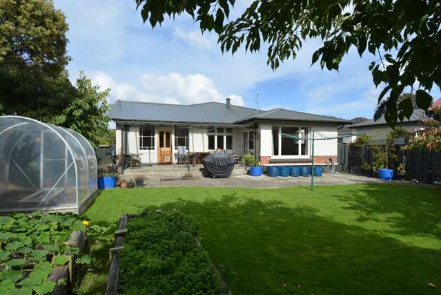 Close to Queens Park and City Centre