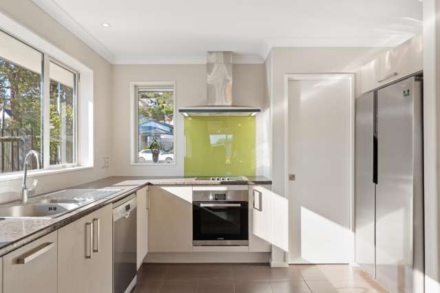 Modern Living With Year Round Sun