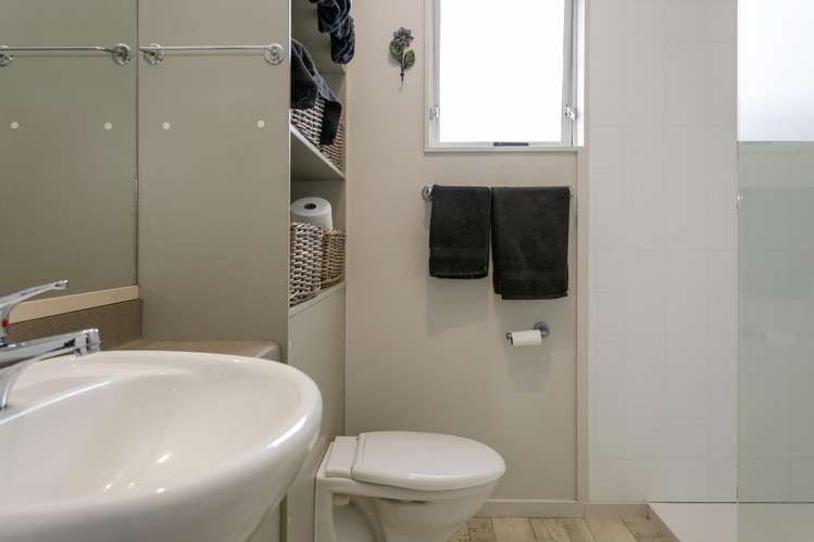 9/208A Lake Terrace Waipahihi_15