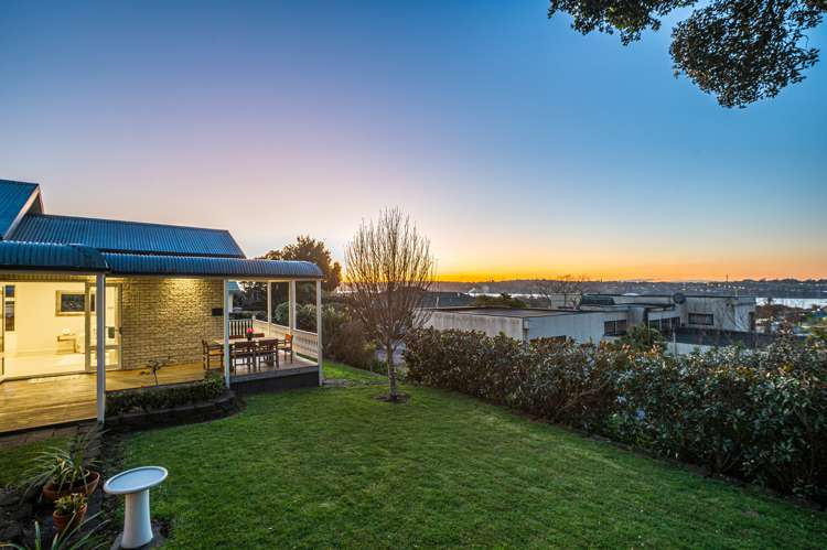 8 Fallsbrook Lane Mangere Bridge_17