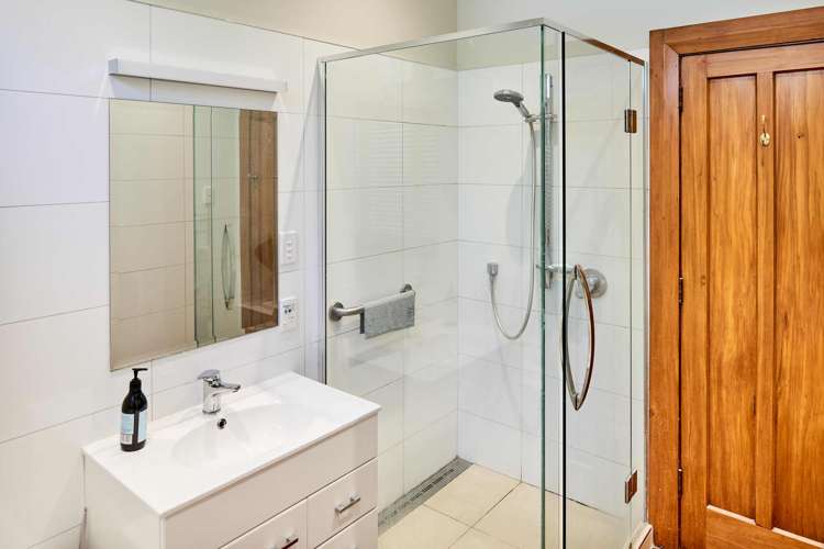 35 Marine Parade Eastbourne_16