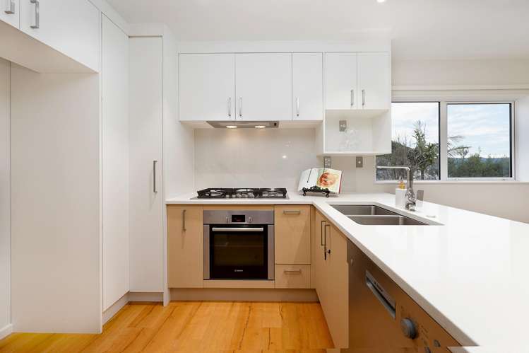 77 Bordeaux Parade Te Atatu South_2