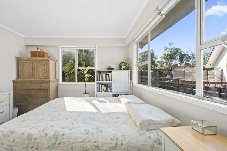 13 Helleur Road Massey_9