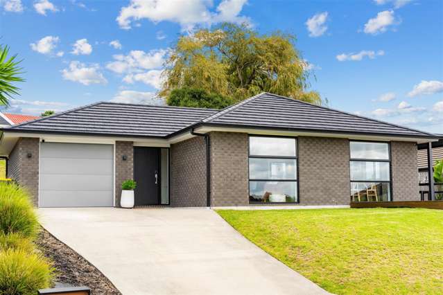 Modern Elegance with Alfresco Living!