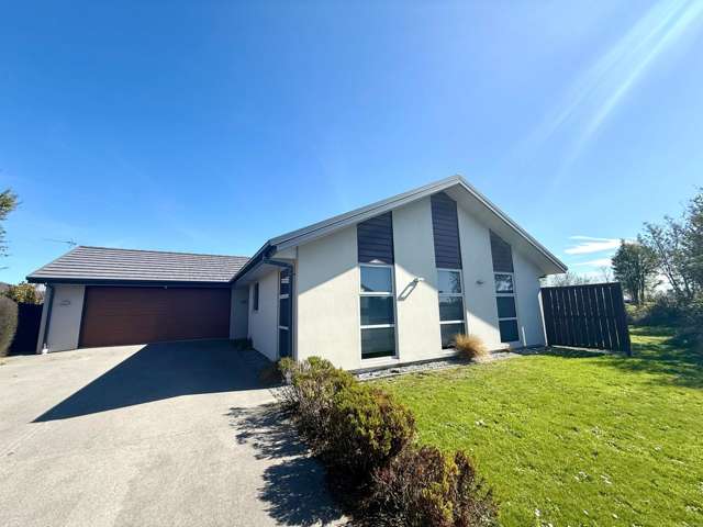 Immaculate fully furnished extra spacious family home situated in quiet subdivision!
