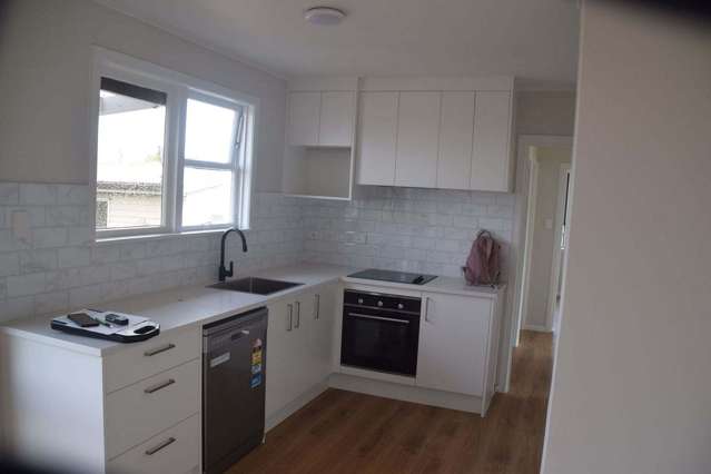 Charming 3BR Home + Sleepouts & Deck!hou