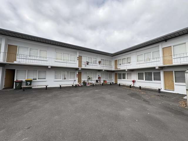 Two Bedroom One Bathroom and car park - Apartment in the city
