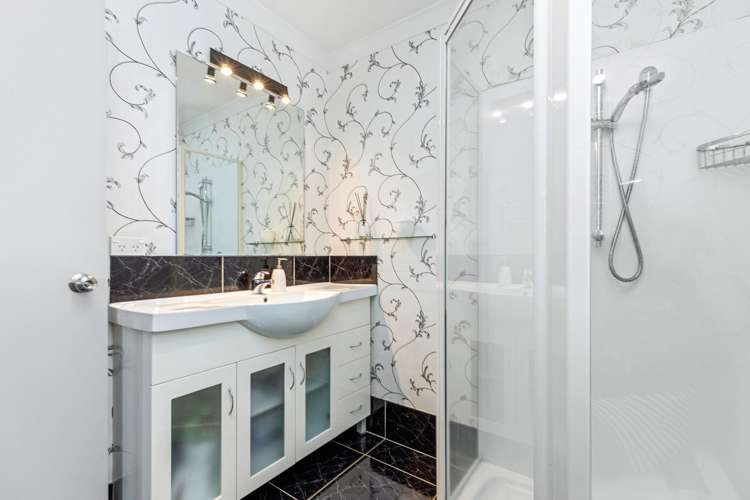 18 KO PLACE Pyes Pa_17