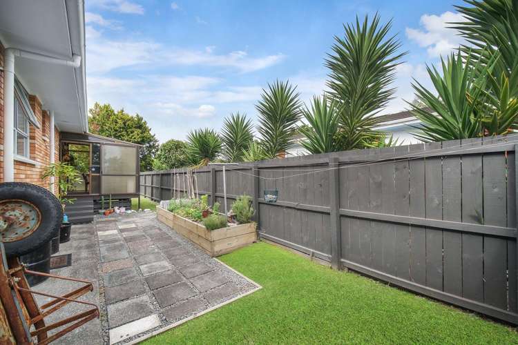 2/15 Poinsettia Place 11401_8