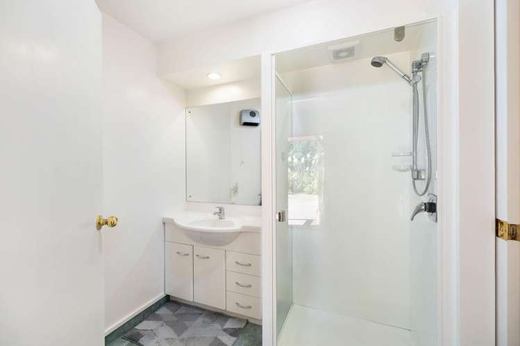 14a Von Place Fernhill/Sunshine Bay_5