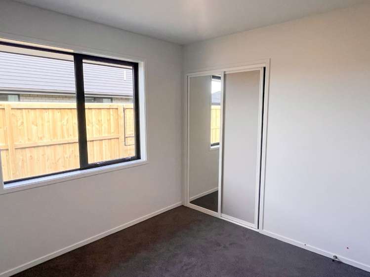 185 Faringdon Boulevard Rolleston_15