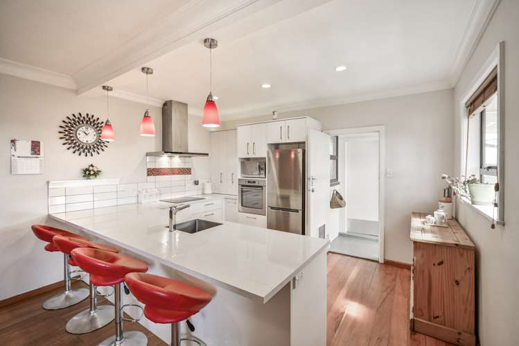 711 Maitland Crescent Mayfair_6