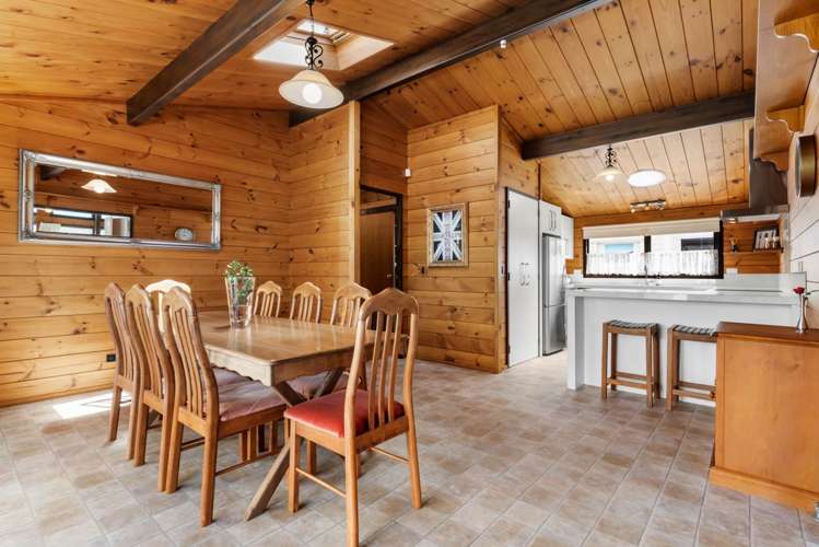 8 Bradbury Road Botany Downs_15