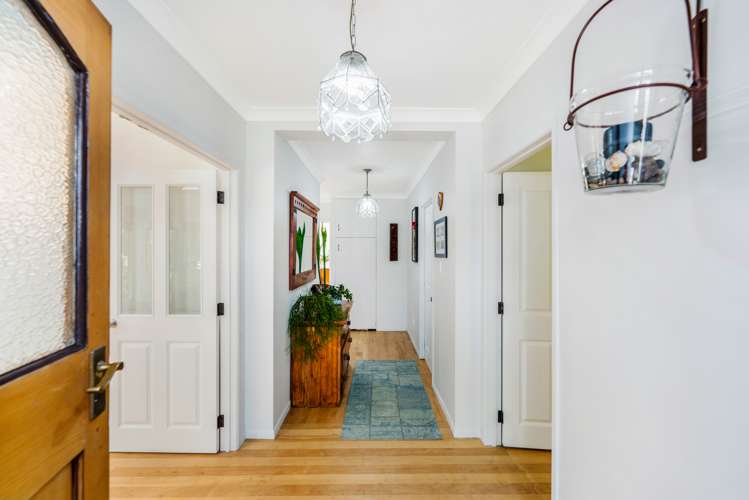 854 West Coast Road Waiatarua_16