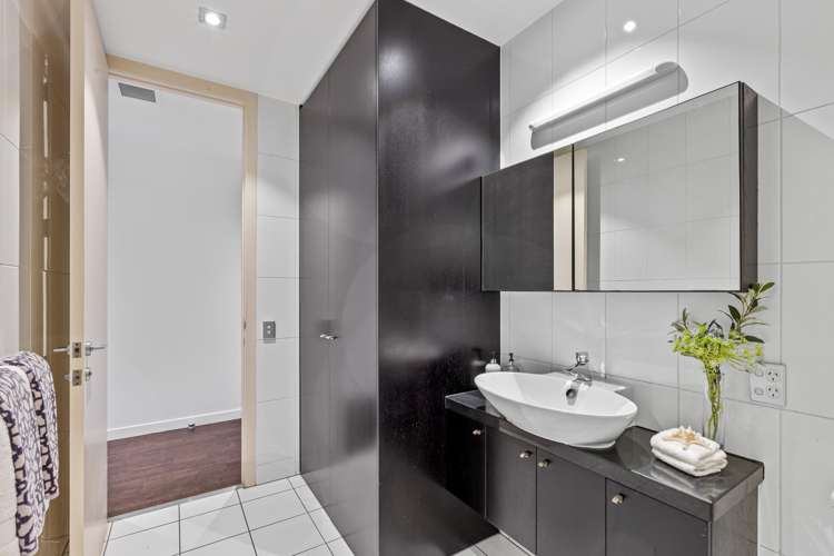 2/6 Beach Front Lane Browns Bay_11