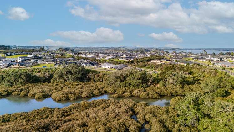 32 OMAHURU ROAD  "Kahawai Point" Glenbrook_23