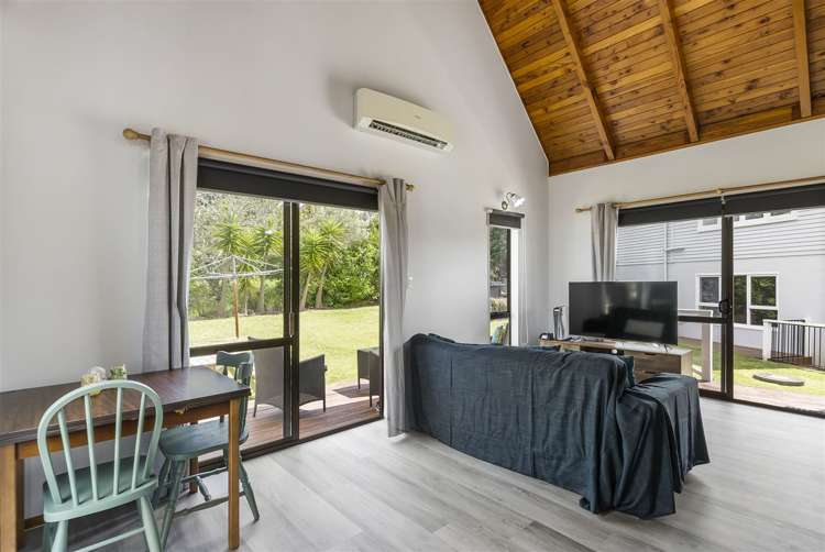 76 Marine Parade Mellons Bay_31