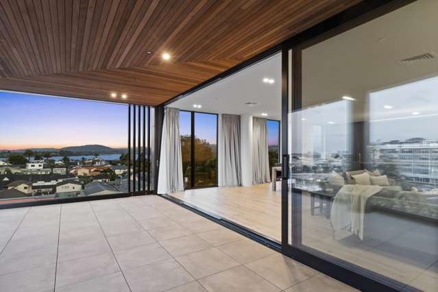 Prestigious penthouse CBD living