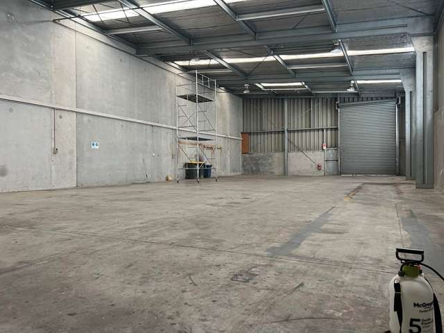 WAREHOUSE WITH DRIVE-THROUGH ACCESS