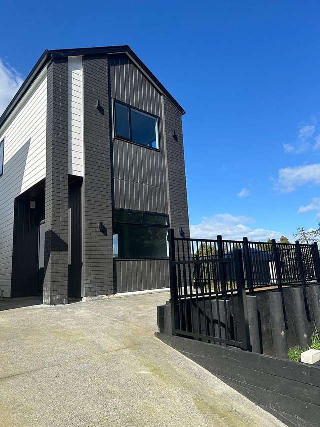 Scenic Views & Modern Comfort– Near New Flat Bush