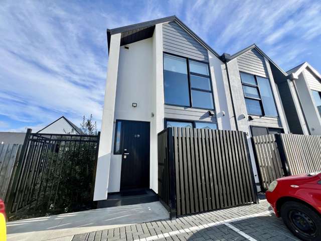 3 Bedroom Townhouse - Small Pets Welcome
