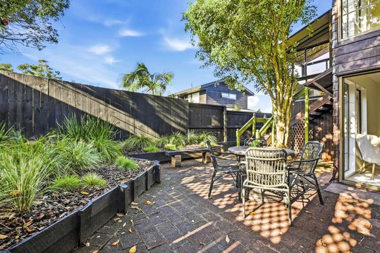 2/1 Aramoana Avenue Devonport_24
