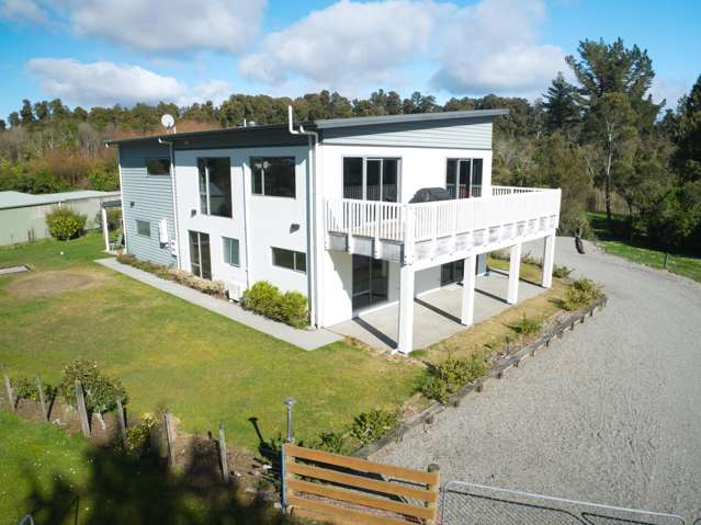 Large family retreat with self contained living