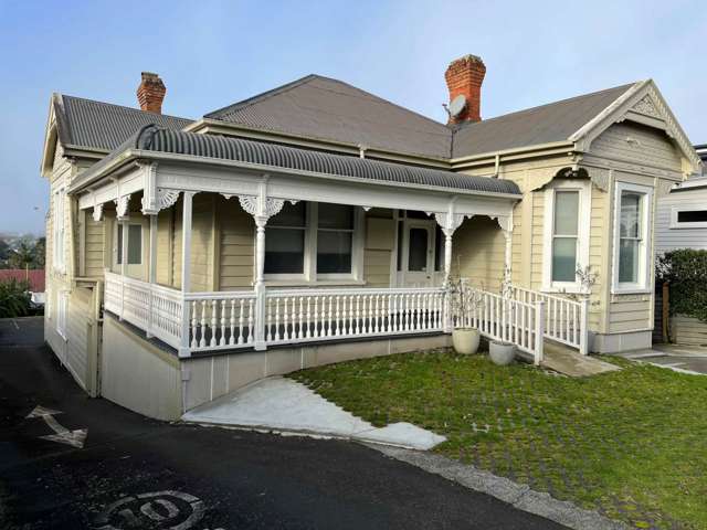 RICHMOND ROAD VILLA WITH AMPLE PARKING 
