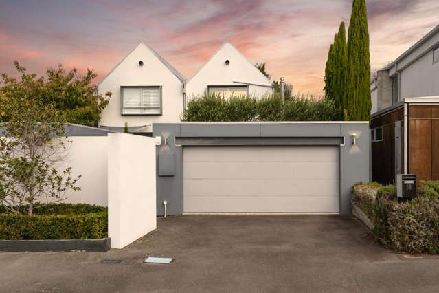 Contemporary Elegance in a Prime Location