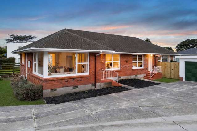EVERYTHING ON EVELYN - BRICK & TILES ON 678M² MHS!