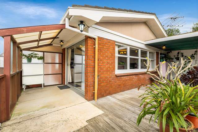 Charming Entry Level Unit in Prime Location
