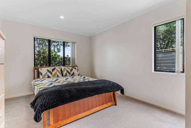 84 Fields Parade Oteha_12