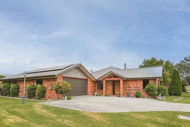 Spacious Living with Immaculate Gardens