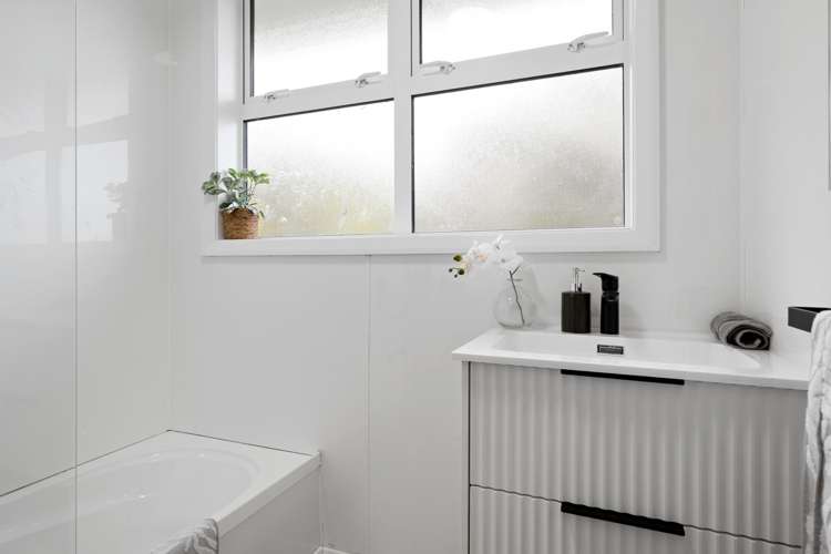 8 Penguin Grove Waitangirua_9