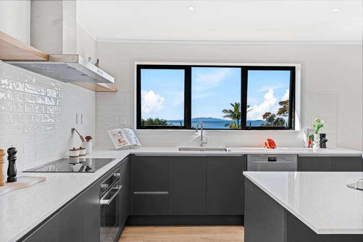 2/14 Clifton Road Waiake_1