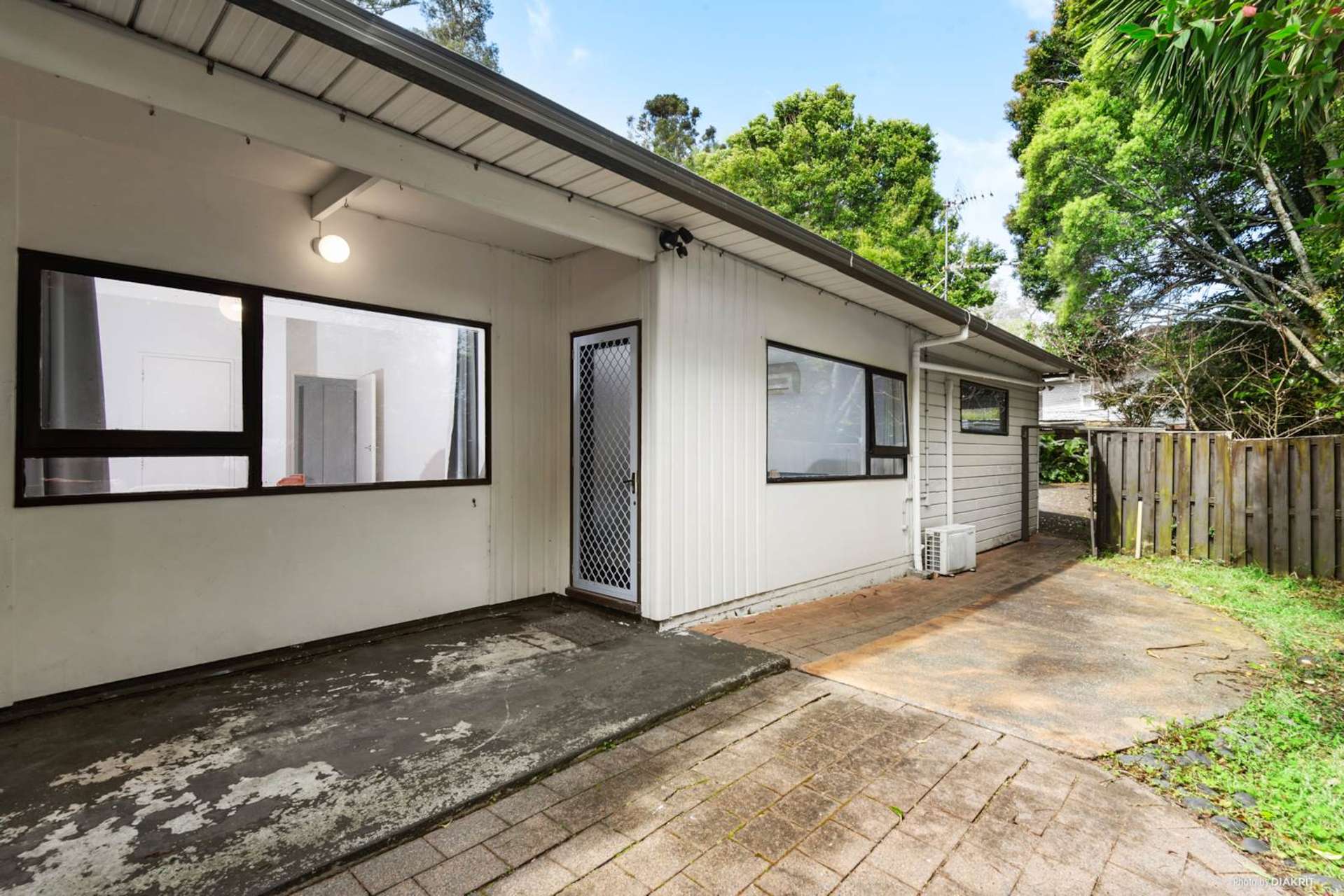 1/2 Griffiths Place Te Atatu South_0