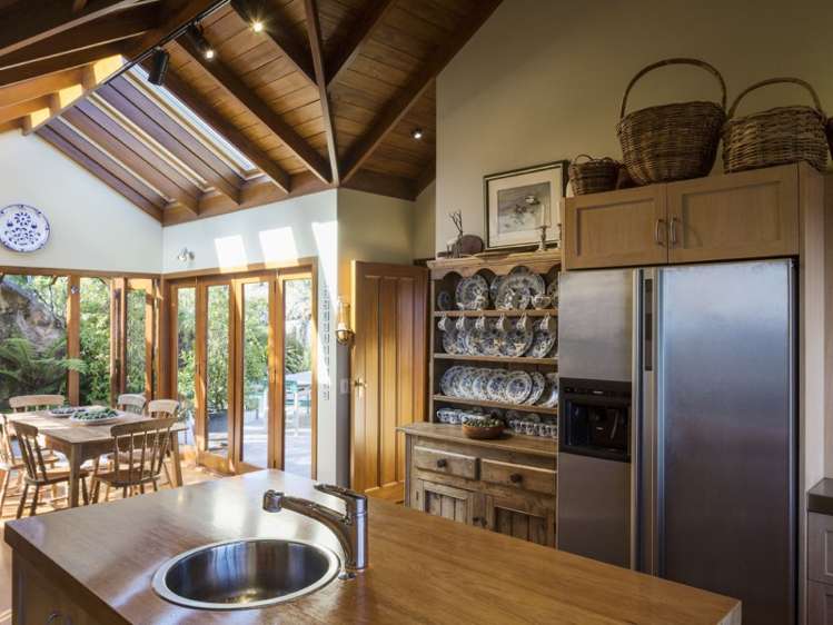 22 Whakamoenga Point Acacia Bay_10