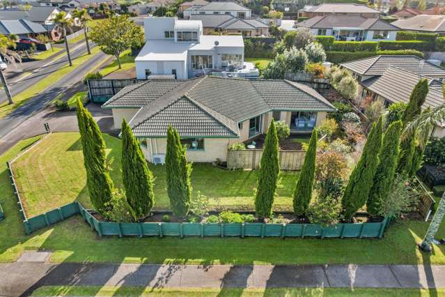 Space, Sun & Strolls - Prime Corner Spot in Orewa